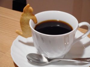 縁猫クッキー付きのハンドドリップコーヒー